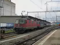 Re 4/4'' 11174 und Re 421 374-0 am 27.11.2015 in Romanshorn