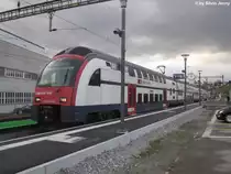 RABe 514 021-5 am 30.11.2015 als S55 nach Oberglatt in Niederweningen. Dieses Bild hat nun doppelten Vergangenheits-Charakter. Denn einerseits wurde die S55 auf den 13.12.2015 eingestellt, an ihrer Stelle fährt nun die S15 halbstündlich ins Wehntal, und andererseits verkehren keine DTZ mehr nach Niederweningen.