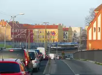 Autostau und Zug: Während der Verkehr auf der Kynastbrücke ätzend langsam vorankommt und sich von Ampelphase zu Ampelphase kämpft, hat der Regionalzug der RB 12 auf der neuen Strecke zwischen Ostkreuz und Lichtenberg freie Fahrt. Betreiber der Regionalbahnlinie ist die NEB (Niederbarnimer Eisenbahn), das Fahrzeug ist VT 0011 (643 124-0, Ziel ist Templin. 16.12.2015