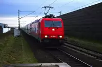 RHC 185 589-9 mit dem Kohlestaubzug, den die DE 668 am Vormittag aus Niederaussem nach Rommerskirchen gebracht hatte und dann nach Köln abgefahren hatte.
Hier ist der Zug nun bei Allerheiligen gen Neuss fahrend zu sehen. Samstag 5.12.2015