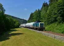 212 329 mit einem Spritzzug am 03.07.2015 bei Gotteszell. 