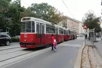 Wien Wiener Linien SL 1 (c5 1500 + E2 4001) Wiedner Hauptstraße (Hst. Johann-Strauß-Gassse) am 11. Oktober 2015. - E2 4001: SGP 1977 (Lieferung: 1978); c5 1500: Rotax 1988).