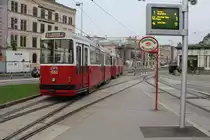 Wien Wiener Linien SL 1 (c5 1500 + E2 4001) Karlsplatz am 11. Oktober 2015.
