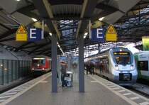 Am 12.12.2015 wurden in Th�ringen u.a. die Loks der BR 182 mit den Halberst�dter-Mitteleinstiegswagen auf der RB-Linie 20 zwischen Halle (S) Hbf und Eisenach verabschiedet. Im laufe des Tages wurden bereits nach und nach fast alle Uml�ufe durch die Talent-2 Z�ge von Abellio Rail Mitteldeutschland ersetzt, die seit dem 13.12.2015 das neue  Saale-Th�ringen-S�dharz-Netz  betreiben. So endete auch die RB 16327 (Eisenach - Halle (S) Hbf) bereits in Erfurt Hbf, die mit dem Steuerwagen D-DB 50 80 80-35 694-4 Bybdzf 482.1 unterwegs war. Ab Erfurt Hbf fuhr dann der Abellio 9442 802 als RB 16327 weiter nach Halle (S) Hbf.