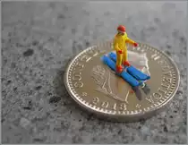 Modellbahn muss nicht teuer sein: Der  Skifahrer  wartete seit Jahren auf etwas Farbe, und die Skier stammen von einer Migros  Budget  Salami Verpackung. 
(Die noch fehlenden Ski-Stöcke werde ich wahrscheinlich aus Blumendraht anfertigen)
19. Dez. 2015