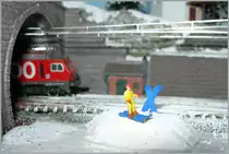 Eine Samstagnachmittags Bastelei: Nachdem das Schutzhäuschen für die Tunnelwartung zusammengebastelt hatte (ca 18 Teile) versuchte ich mich nochmals, diesmal etwas ernsthafter, dem Skitoursimus zu widmen.
19. Dez 2015