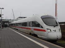 605 004-0 als ICE 38 von �sterport nach Hamburg Hbf bei der Einfahrt im Bahnhof Puttgarden.17.12.2015