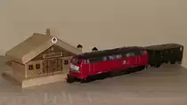 Dieses Holzhäuschen, was ich auf einem Weihnachtsmarkt erwarb animierte mich zu diesem Foto auf der heimischen Schrankwand mit meiner Märklin 216 068-7 und einem alten DDR-Wagen von PIKO 22.12.2015