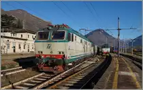 Nun an der Spitze, verlässt die FS E 652 069 mit ihrem Lokzug einen Espresso später Domodossola wieder. 
26. Okt. 2015