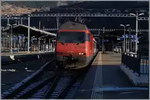 Die Wintersonne, falls im engen Tal vorhanden, bietet interessante Licht und Schattenspiele. 
Die SBB Re 460 091-2 hat ihren IR 1719 von Genève Aéroport nach Brig geschoben und wird nun für Rückfahrt vorbereitet.
Brig, den 27. Dez. 2015