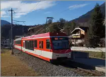 Der MGB ABDeh 4/8 2025 erreicht, als Regionalzug 336 von Zermatt nach Fiesch fahrend, den Bahnof Bitsch.
27. Dez. 2015
