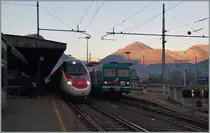 Im letzten Licht: Der Steuerwagen Le 724-014 des  Treno 13  und der einfahrenden SBB RABe 503 als EC 39 in Domodossola.
27. Dez. 2015