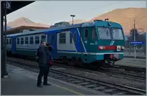 Irgend jemand steht immer ungeschickt im Bild! Diesmal war es der ehrwürdige  Treno 13 , der gerne andersrum, mit dem Motor- statt Steuerwagen dem fotografierenden Motiv einen bessern Hintergrund geboten hätte...
Domodossola, den 27. Dez. 2015
