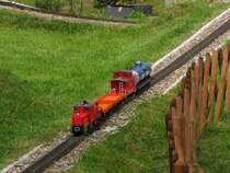 Ein kleiner Arbeitszug am 03.06.2015 auf der Anlage im Nadmorski Park Miniatur in Dziwnów.