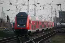 Kurz bevor die Sonne unter gehen wollte lief DBpbzfa 766.1 als RE 4311 von Hamburg Hbf nach Rostock im Rostocker Hbf ein.Am Ende lief 182 007-5 mit.29.12.2015 