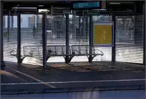 Auf dem Bahnsteig -

Die tiefstehende Dezembersonne kann auch einem sehr alltäglichen Motiv einen besonderen Reiz geben.

Bahnhof Stuttgart-Bad Cannstatt.

28.12.2015 (M)