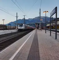 1216 955-5  ROLAND  mit dem AKE-Rheingold (Köln Hbf - Pörtschach am Wörthersee) am 29.12.2015 bei der Durchfahrt in Spittal-Millstättersee. Der Zug bestand dieses Mal nur aus zwei Reisewagen und einem Restaurant.
