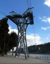 Koblenz, der gewaltige Mast der Seilbahn am Rheinufer, 2011 zur Bundesgartenschau wurde die Seilbahn zur Festung Ehrenbreitstein in Betrieb genommen, Sept.2014