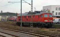 Unweit des Bahnhof Delitzsch hat die LEG ihren Sitz. Am 16.12.15 standen 232 229, die wohl nur noch als Ersatzteilspender dient, und 232 182 vor der Halle abgestellt. Fotografiert vom Bahnsteig aus.