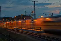 Diese Langzeitbelichtung war zu kurz, denn es sollte (wie am linken Bildrand) der untere Teil des Pasewalker Empfangsgebäudes durch den RE nach Elsterwerda hindurchscheinen. - 31.08.2015
