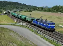 JAHRESRÜCKBLICK 2015
von Walter Ruetsch
DAS BESONDERE BILD
WRS: Die Ae 1042 041 mit einem Getreidezug und dem Tm 232 286 bei Langenthal am 18. Mai 2015.

