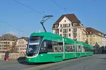 Be 6/8 Flexity 5011 auf der Linie 8 überquert die Mittlere Rheinbrücke. Die Aufnahme stammt vom 30.12.2015.