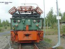Grubenlok 4-98, 75-A2 BKW Oberlausitz am 10.07.2003 am Olbersdorfer See. Interessant sind bei dieser Lok die seitlichen Stromabnehmer, bei Grubenloks �blich, damit die Oberleitung die Beladung mit Baggern nicht behindert, ist sie an den Beladunsstellen seitlich versetzt.