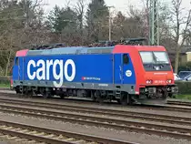 482 049-4 (91 85 4482 049-4 CH-SBBC) mit ovalem Schild  Die 50. für SBB  unter dem<br> Seitenfenster Führerstand 1 rechts. Auf der anderen Seite ist das Schild nicht angebracht.<br>
03.12.2015 im Bahnhof Minden<P>Weitere Bilder zum Thema Bahnfotografie gibt es auf meiner Site unter:<br> 
<a href= http://www.ralf-bueker.de/Ralf's Eisenbahnbilder.htm target= _blank >Ralf's Eisenbahnbilder