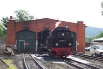 Selketalbahn Gernrode vor dem Lokschuppen 99-6001-4 am 22.07.2003 vor der Fahrt nach Alexisbad.JPG