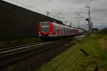 Eine S11 verlässt gerade Neuss Allerheiligen nach Nievenheim auf ihrem Weg nach Bergisch Gladbach. 423 253 führt den Zug am Dienstag den 22.12.2015