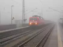 Der Neujahrstag 2016 war ein vernebelter Tag so das den ganzen Tag über den Bahnhof in Bergen/Rügen eine Nebelsuppe hing.120 103 konnte mit dem IC 2213 Binz-Stuttgart gerade noch erkannt werden.