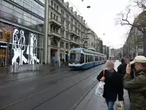 Immer diese Fußgänger! Aber Olli lässt sich nicht aus der Ruhe bringen und wartet ab. Ohnehin wird die nächste Tram in wenigen Minuten vorbeifahren. 31.12.2015