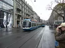 Manchmal sind Fußgänger willkommen, auch wenn sie nur aus einer Animation in einem Schaufenster bestehen. 31.12.2015, Zürich
