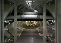 Rohre queren die Halle -

Blick vom östlichen Zugang auf die Halle der möglichen Ost-West-Stadtbahn in der Kölner Innenstadt. Im dunklen Bodenbereich würde einmal die Gleise liegen. Roher für Abwasser ? queren die Halle hier.

02.10.2014 (M)