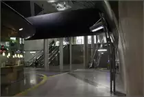 U-Bahnhof ohne Gleise -

Zwischen den Stützen im Hintergrund sollen einmal die Züge aus dem Tunnel in die Station Heumarkt einfahren. Vielleicht kann man schon vorab an beiden Enden kurze Tunnelstücke mit Rampen erstellen um den schon vorhandenen Bahnhof auch richtig zu nutzen. Die Umsteigewege zwischen den Ost-West-Linien und der Nord-Süd-Stadtbahn würden sich beträchtlich verkürzen. Die Bedeutung dieser Station als Umsteigehaltestelle wird noch große Bedeutung bekommen, wenn die Nord-Süd-Stadtbahn endgültig fertig gestellt sein wird. Noch fehlt ein kurzes Tunnelstück an der Einsturzstelle des Kölner Stadtarchives.

02.10.2014 (M)