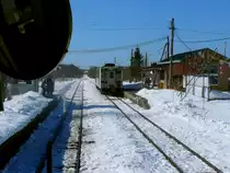 Die Hanasaki-Linie, Asiens östlichste Bahnlinie: Bahnhof Chanai, Kreuzung mit dem Triebwagen KIHA 54 518. Leider ist der zum Führerstand auf der linken Seite gehörende grosse Rückspiegel nicht zu eliminieren. 19.Februar 2009. 