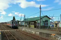 Die Hanasaki-Linie, Asiens östlichste Bahnlinie: Station Chanai, Kreuzung mit dem Triebwagen KIHA 54 523. Was wie Bauarbeiten aussieht sind Vorbereitungen für die Schutzwände gegen Schneeverwehungen. 26.Oktober 2015. 
