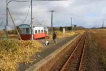 Die Hanasaki-Linie, Asiens östlichste Bahnlinie: Knapp 6 km vor der Endstation Nemuro befindet sich die Haltestelle Hanasaki, die der Linie den Namen gegeben hat - eigentlich ein passender Name, bedeuten die Schriftzeichen des Namens doch  Ort, wo die Blumen blühen . Der Bahnhof besteht aus einem alten Güterzugbegleitwagen. Am verlorenen Bahnsteig steht ein einsamer Eisenbahnfotograf, wie man in Japan viele sieht; einsteigen will er nicht, denn er ist wohl mit dem Auto unterwegs. März 2016 wird die Haltestelle aufgehoben. 26.Oktober 2015.  