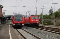 Während des Haltes der RB Richtung Gemünden (440 321/821) kommt 185 315-9 mit einem Containerzug in Richtung Süden durch den Bahnhof in Karlstadt. Aufgenommen am 10.07.2014.