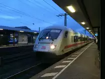 Ehemaliger Metropolitan-ICE-Steuerwagen 70 80 80-95 713 Apmbzf 116.
Der Wagen kam zusammen mit einer kompletten MET-Garnitur als ICE 1075 nach Fulda.
Schublok war 101 131.
Gesehen am 3.1.16.
