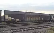 Bf. Nauen/Havelland, 14.12.15. Unterhalb des Regionalbahnhofs liegen noch ein paar Gleise der vormaligen  Osthavelländischen Kreisbahn  (stillgelegt in den 60-er Jahren), die ihre Existenz einem nahegelegenen Werksanschluß eines namhaften Herstellers von Waschmaschinen etc. verdanken. Aus diesem Grund finden sich hier immer zahlreiche Schiebewand-Wagen wie dieser Habiis9 der Transwaggon, die sowohl auf den ehemaligen Kreisbahngleisen, wie auch im Bahnhof selbst abgestellt werden. Die Wagennummer lautet: 83 80 D-TWA 2848 241-5 (P) Habiis 9, Heimat-Bf. Maschen.