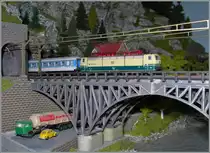 Nun mit dem richtigen Stromabnehmer an der Fahrleitung: die DB 181 211-4  Lorraine  vor einem IR Luxembourg - Norddeich Mole beim über queren der Mosel; parodon Musel. 
4. Jan. 2016
