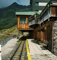 Blick auf den Bahnhof Reißeck Seenplateau am 14.7.2013.
Die Reißeck-Höhenbahn diese bis 7. September 2014 zwischen Schoberboden und Reißeck Seenplateau pendelte, war eine der nächstgelegensten Bahnen Europas, ohne Zahnstangenabschnitte. Sie hatte eine Spurbreite von 600 mm.
Einst war die Rede davon, dass sie nach
nach dem die Bauarbeiten am Reißeck vollendet sind, wieder in Betrieb gehen soll. Momentan sieht es das aber schlecht aus, da der Verbund, keine Interesse an diesem Touristenmagnet zeigt. Die Gemeinde kämpft jedoch immer noch um die Bahn. Mal sehen was die Zukunft so bringt.

