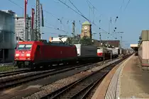 Durchfahrt von 185 253-2 mit einem Containerzug am 04.10.2014 in Basel Bad Bf gen Muttenz.