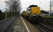 7867 und 7866 beide von der SNCB kommen die Kohlscheider-Rampe hoch aus Richtung Neuss,Herzogenrath mit einem Kurzen Kalkleerzug aus Oberhausen-West(D) nach Hermalle-Huy(B) und fahren durch Kohlscheid in Richtung Richterich,Laurensberg,Aachen-West.
Aufgenommen vom Bahnsteig 2 in Kohlscheid.
Bei Sonne und Wolken am Nachmittag vom 4.1.2016.