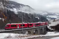 ABe 8/12  3514 fährt als R von Landquart nach Davos Platz in Saas vorüber.Bild vom 4.1.2015