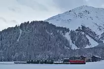 Ge 6/6 II 707 fährt beim Einnachten mit einem Müllzug bei Laret vorüber.Bild vom 4.1.2016