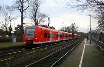 Die Rhein Niers Bahn (RB33) aus Aachen-Hbf-Heinsberg-Rheinand-Duisburg-Hbf kommt aus Richtung Aachen-West,Laurensberg,Richterich, und hält in Kohlscheid und fährt in Richtung Herzogenrath,Mönchengladbach. 
Aufgenommen vom Bahnsteig 2 in Kohlscheid.
Bei Sonne und Wolken am Nachmittag vom 4.1.2016.