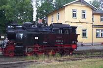99-6001-4 auf der Selketalbahn an der Station Hasseldelde nach dem Wasserfassen am 22.07.2003. Die Lok f�hrt Tender voraus wieder nach Alexisbad.  Im Gegensatz zur DB ist hier die P�nktlichkeit eine echte Realit�t!!!