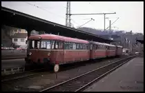Eine vierteilige Schienenbus Einheit am 10.3.1993 um 14.50 Uhr im Bahnhof Betzdorf: 
von vorn: VB 996766 + VT 796784 + VB 996780 + VT 796744.